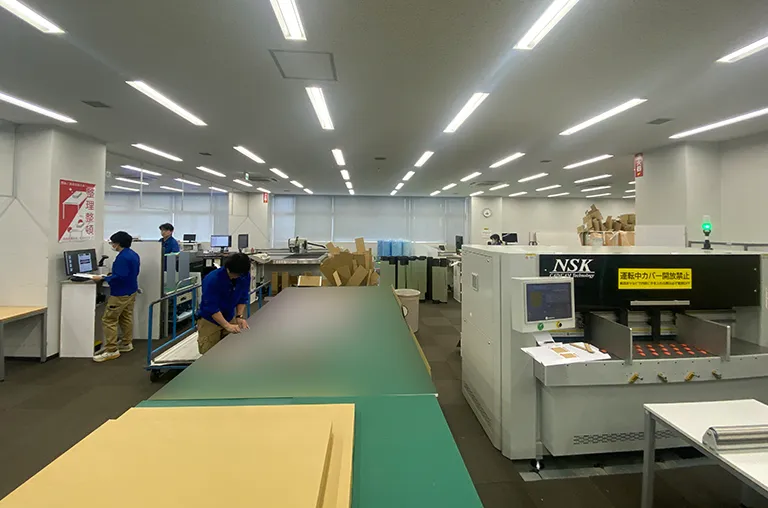 ビーアンドピーの工場内では、作業台の横にIBが置いてあるので作業がスムーズ