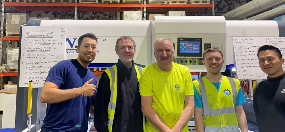 日本製図器工業の社員とMcGowans Printの社員の記念写真