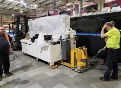 MBMを設置場所へ運んでいる際の様子