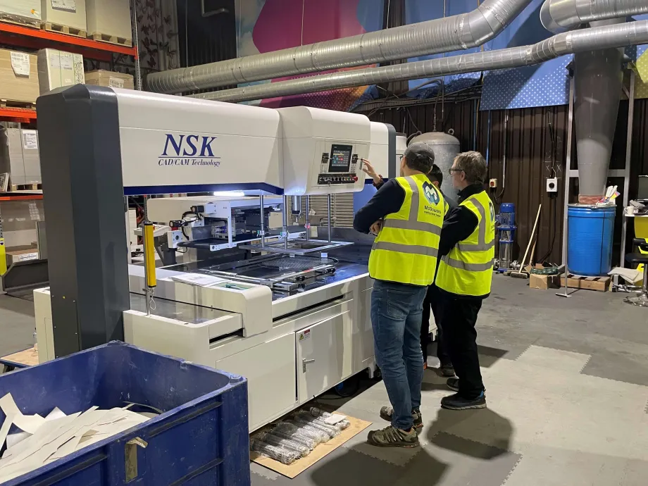 NSKの社員がMBMの機械操作をレクチャーしている際の様子