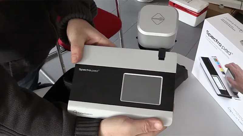 ポータブル設計でコンパクトなSpectropad