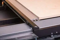 フラットベッド抜型用レーザーカッティングシステム ELCEDE LASERMATE proの統合空気圧式木材クランプシステム QUICKCLAMP