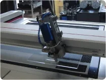 日本製図器工業が販売するELCEDEでのラバー加工の様子