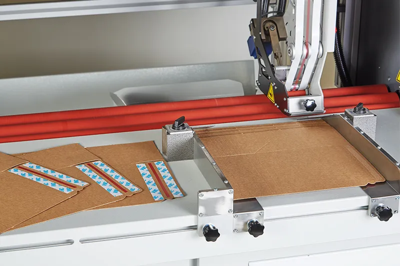 Enimac X-TREMEでテープ貼りを行なっている様子