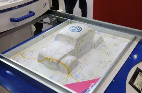 世界で最も売れているデスクトップ型高機能小型真空成型機formechの使い方_③資材に型を当て真空成型を行う