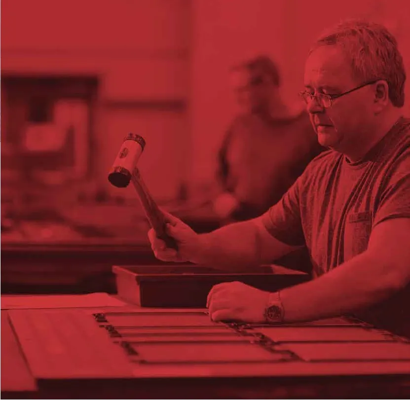 抜木型を作成する様子