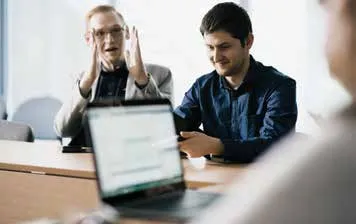 チームで話し合いをしている様子