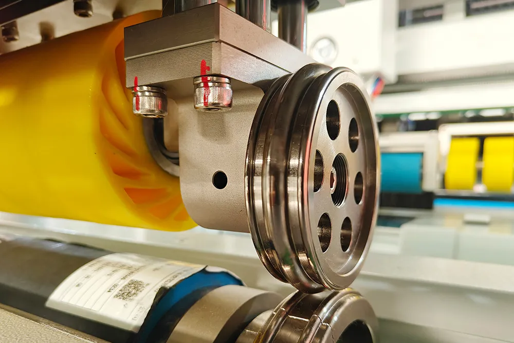 両面からの罫線加工を可能にしたオス/メス罫線機能