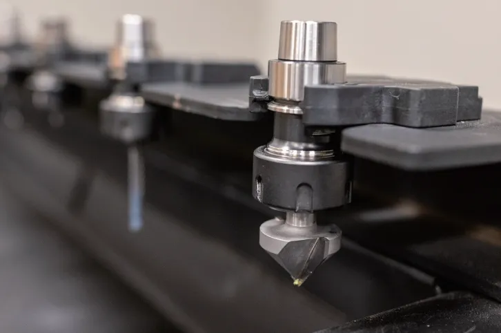 CNCルーター、MultiCAM APEX3R Evoのオートツールチェンジャーの写真