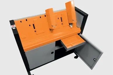 KongsbergCの専用ツールキャビネット