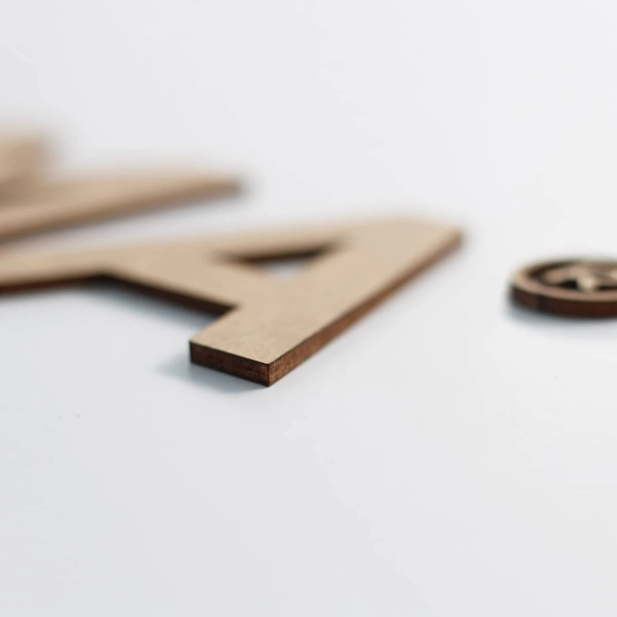 KROMAクラフトボード クラフトボードで作られたKROMAのロゴ