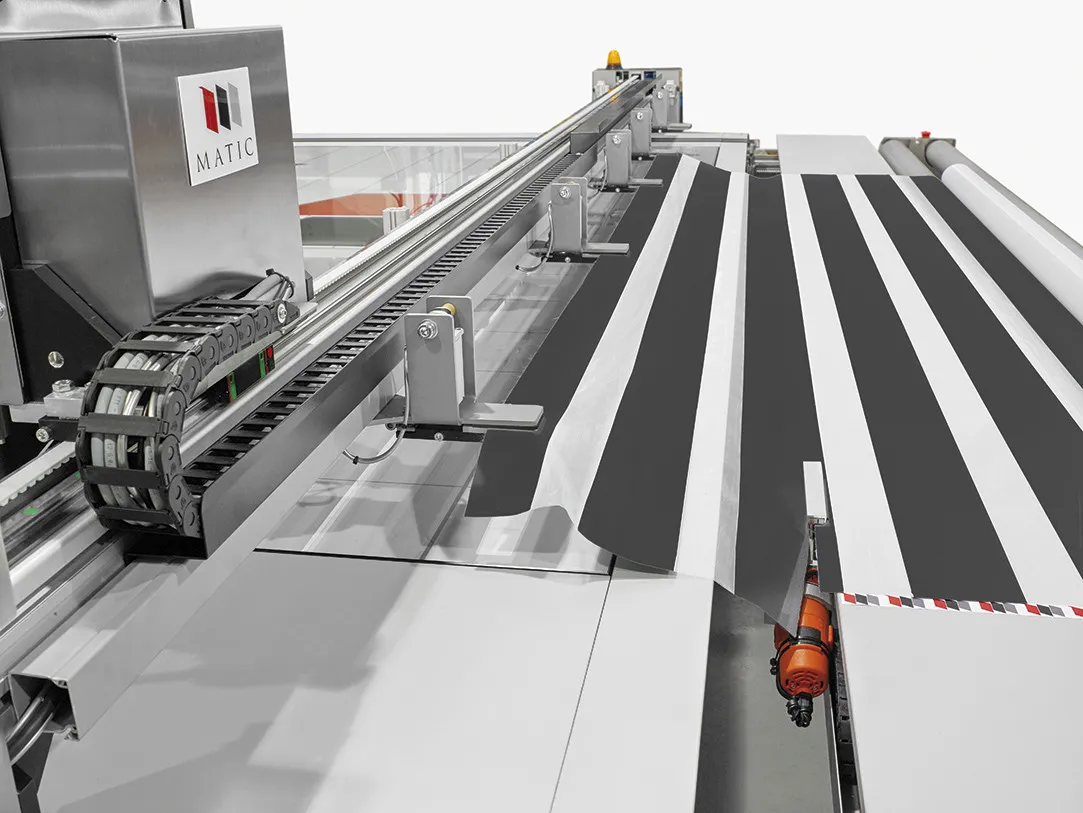 Matic m1-ultimate テキスタイルカット中の様子