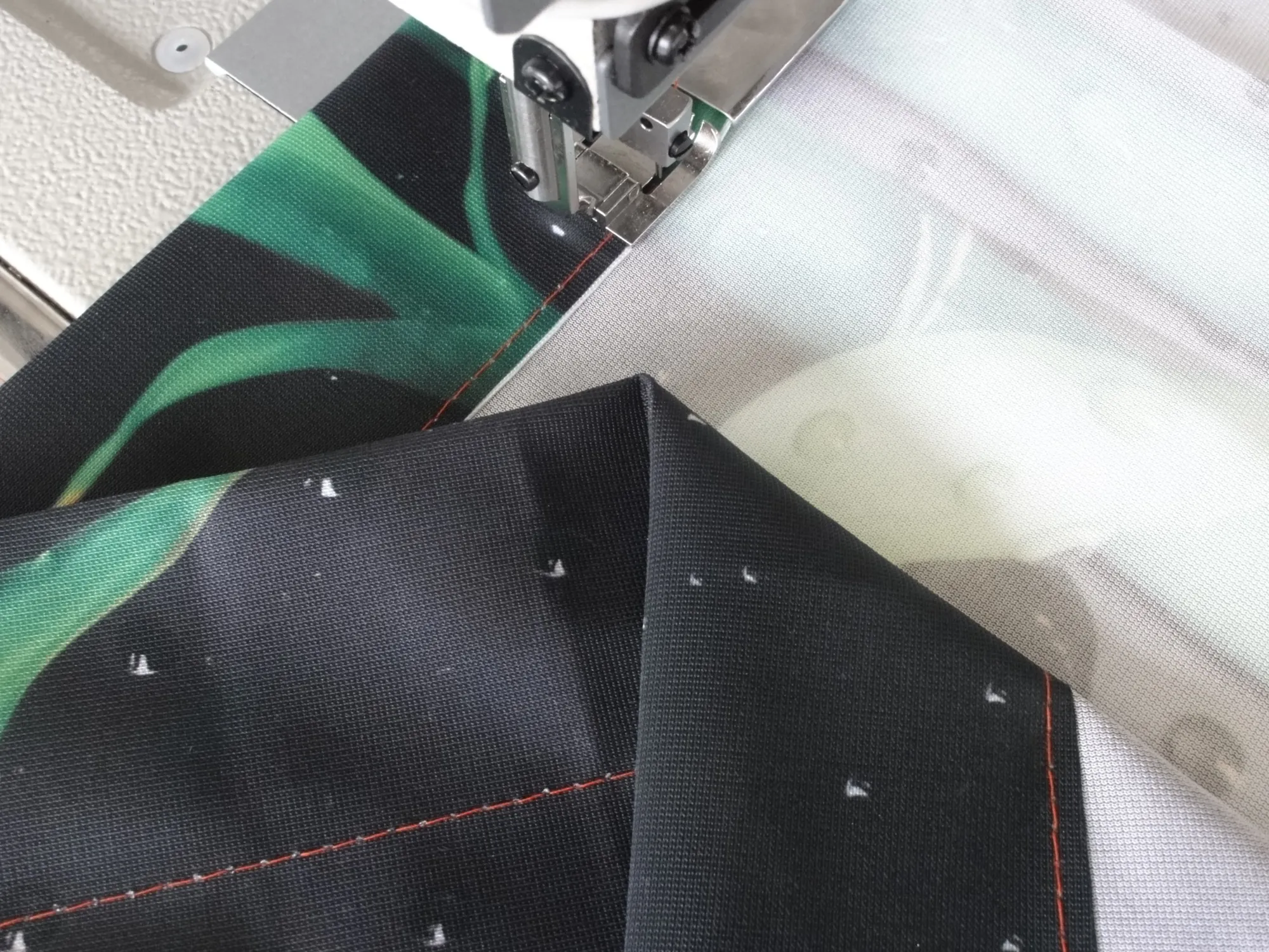 Matic Cronos Sewing System 加工中の様子