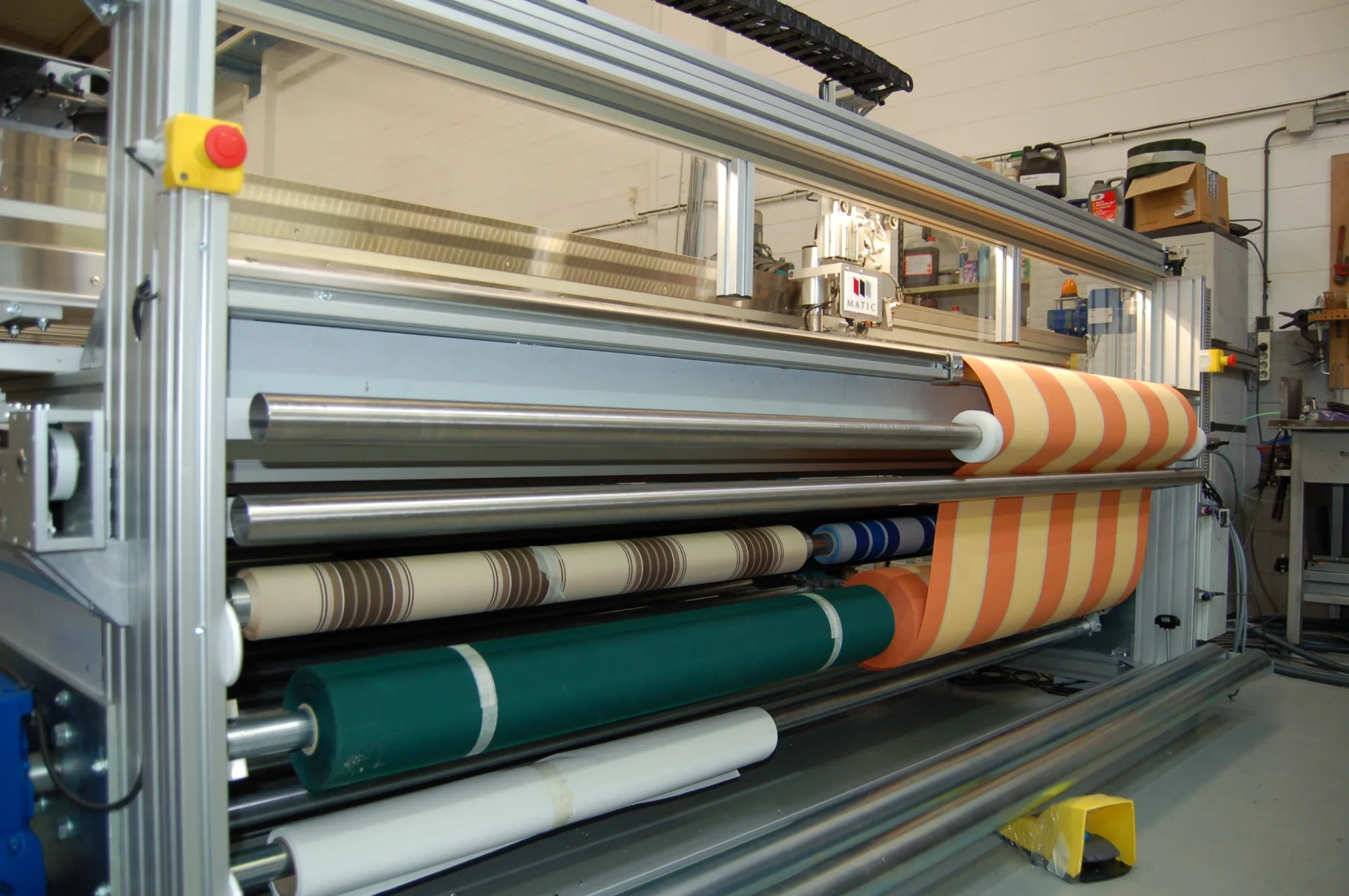 Atlas H ロールを自動でテーブル下から取り出している様子