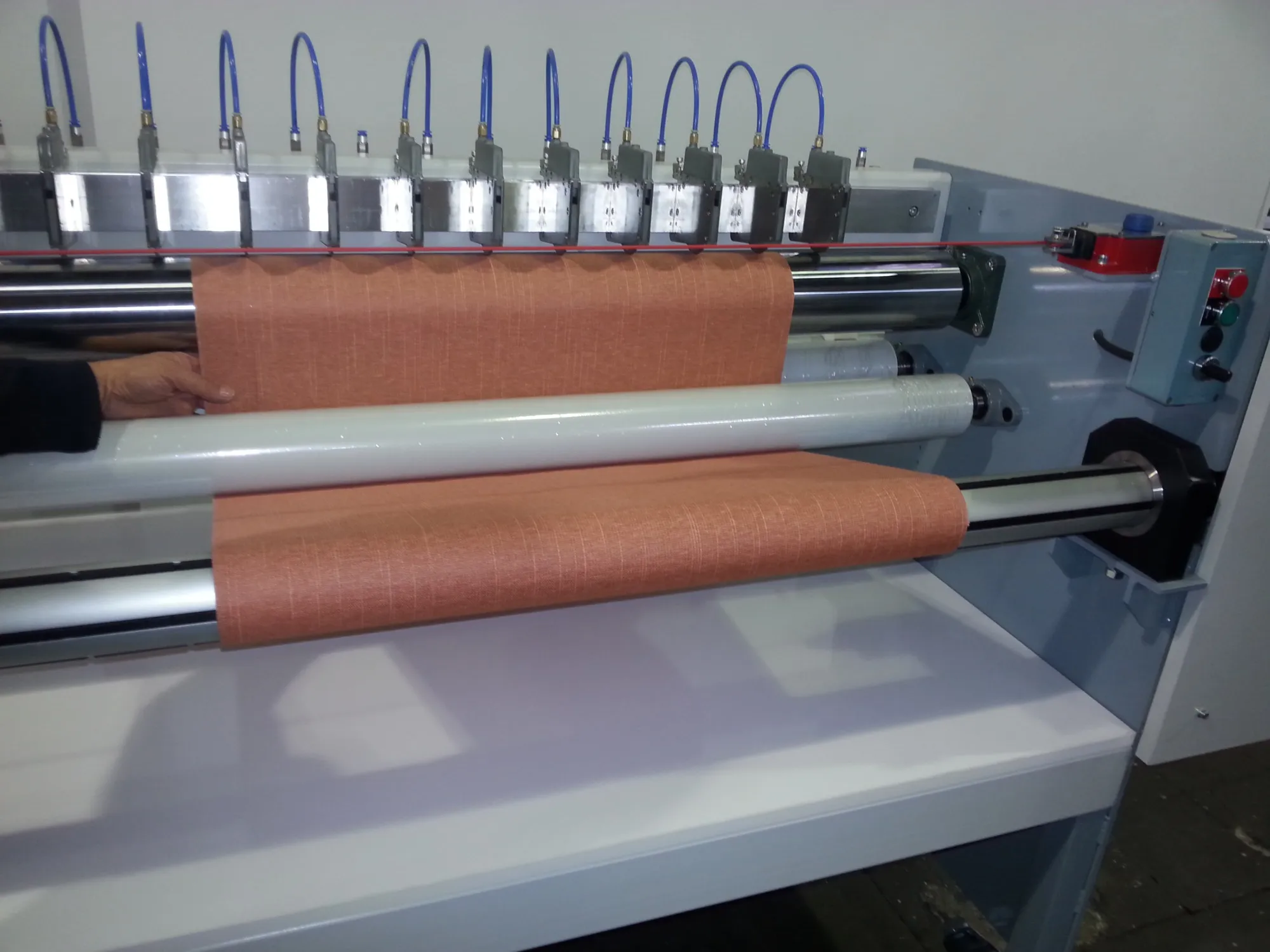 Matic Hermes ブラインドカット加工を行う様子