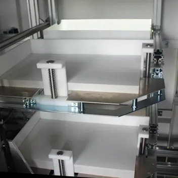 階層型カッティングマシン　中から見たトレー部分