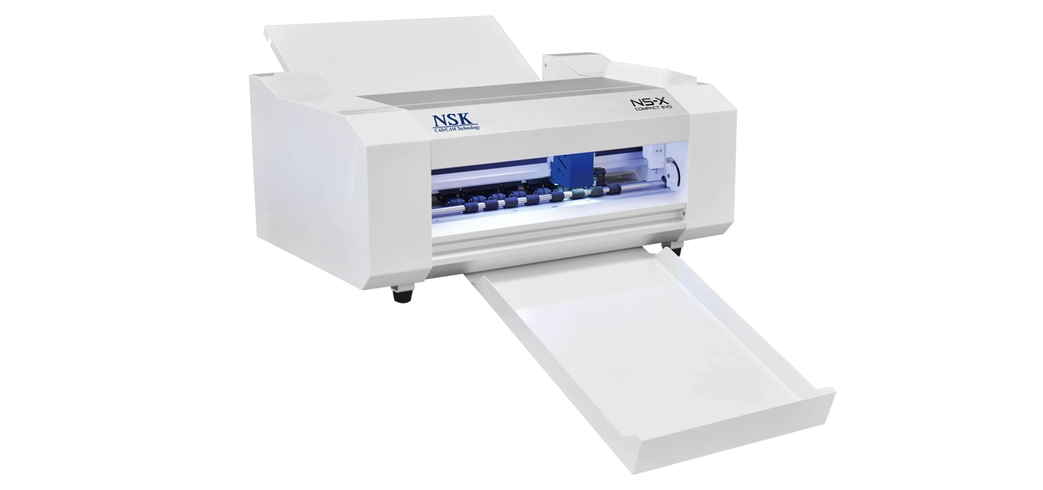 オフィスに設置できるコンパクトさと多機能性が特長のカッティングマシン、NS-X Compact EVOの製品画像