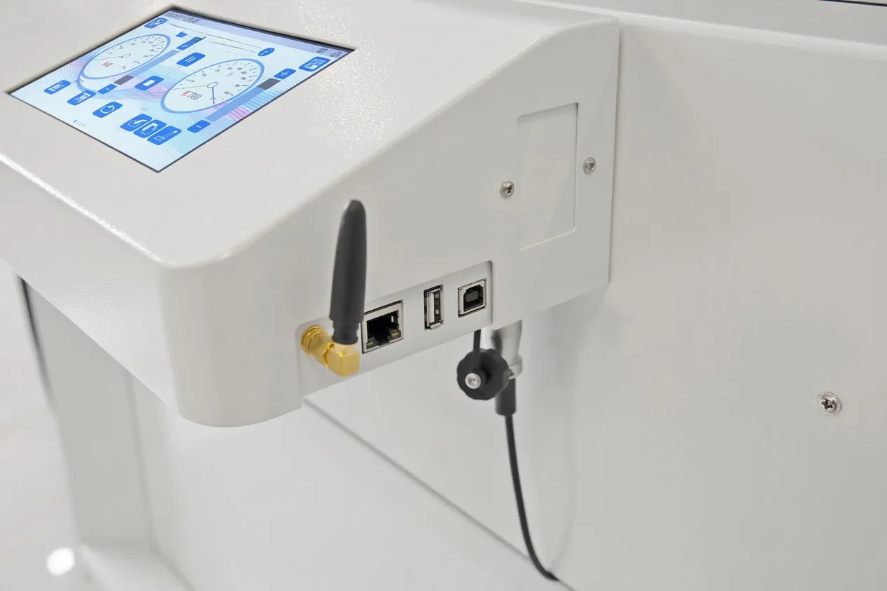 Compact PROでパッケージをカットしている様子
