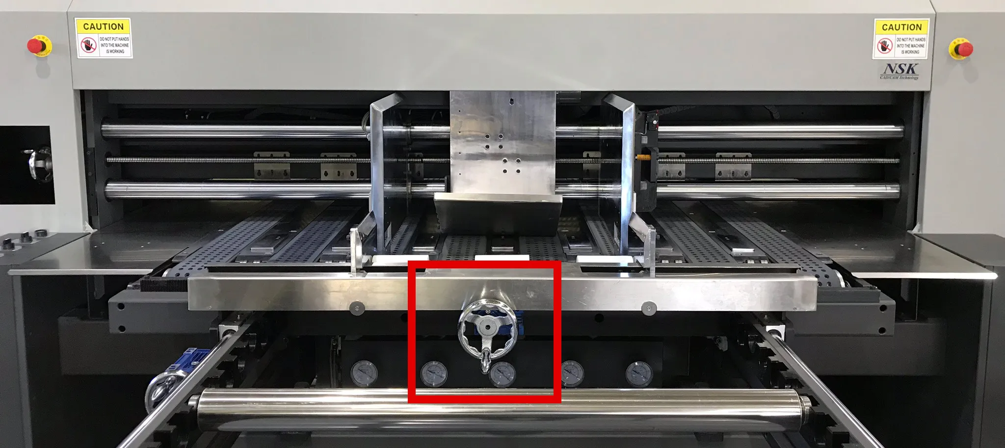 調整ハンドルでガイドの幅を資材の幅に合わせる