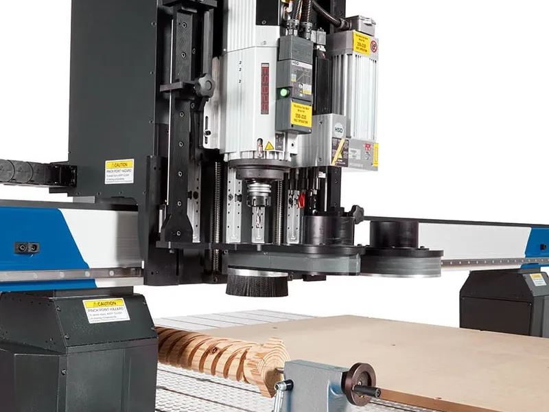 CNCルーター AXYZ WOODWORKERのガントリー 木材の加工中