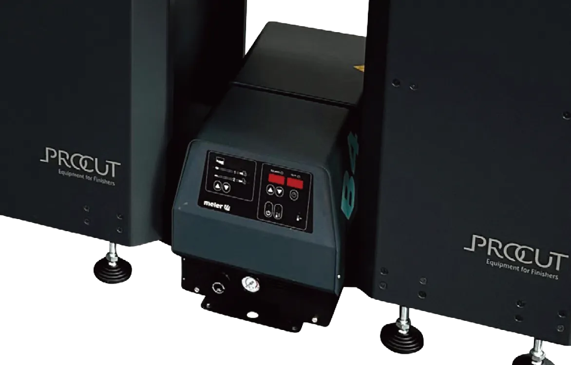 グルーを保管するタンク