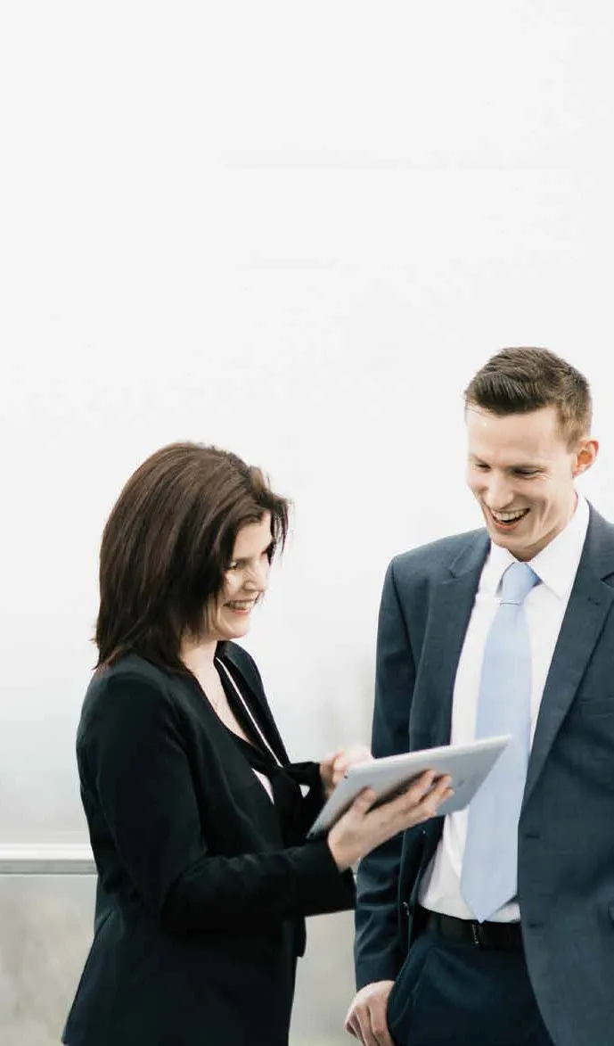 タブレットを見て男女二人が話し合っている様子