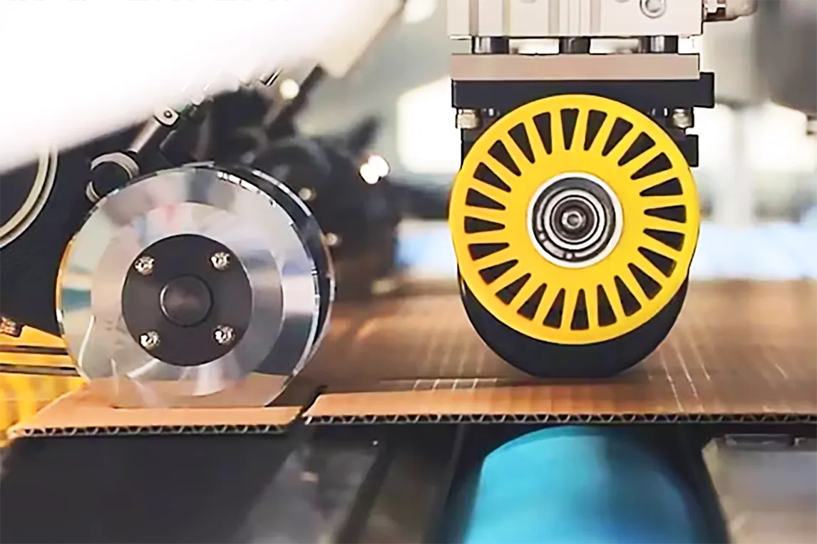 IntelligentBoxが対応できる縦方向のスリッティングと罫線加工