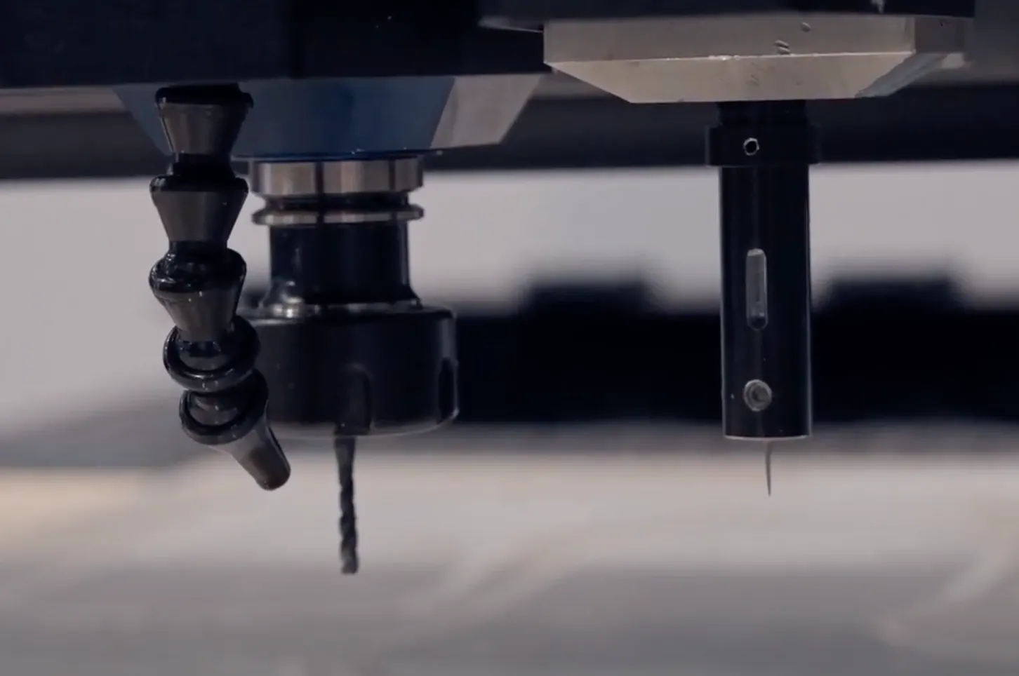 CNCルーター、MultiCAM APEX3R Evoの新機能クイックチェンジによりナイフとタッピングツールを自動交換