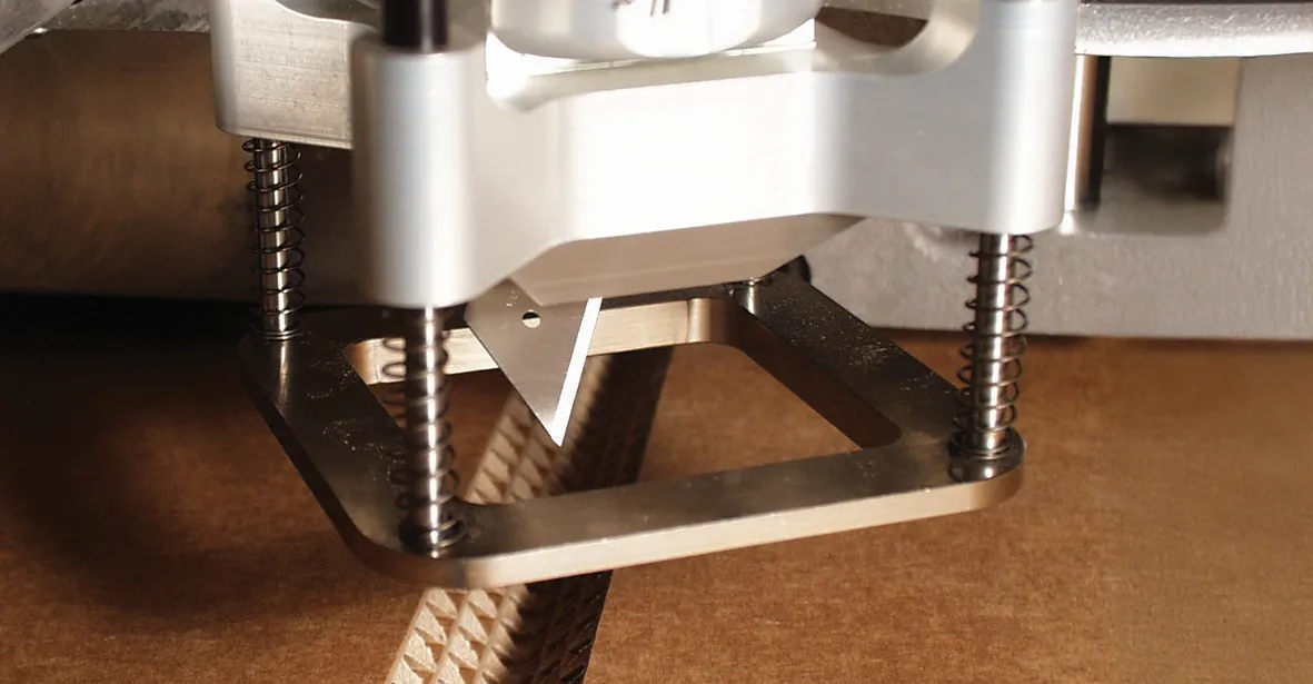 Vノッチナイフでカットをおこなう様子