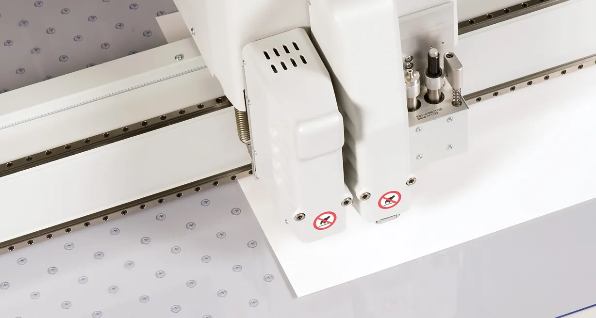 KongbsergXE10_薄物資材対応コンパクト高速カッティングマシン