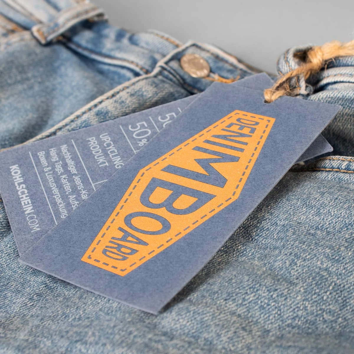 KROMAデニムボード ステッチ風のプリントがされたタグ