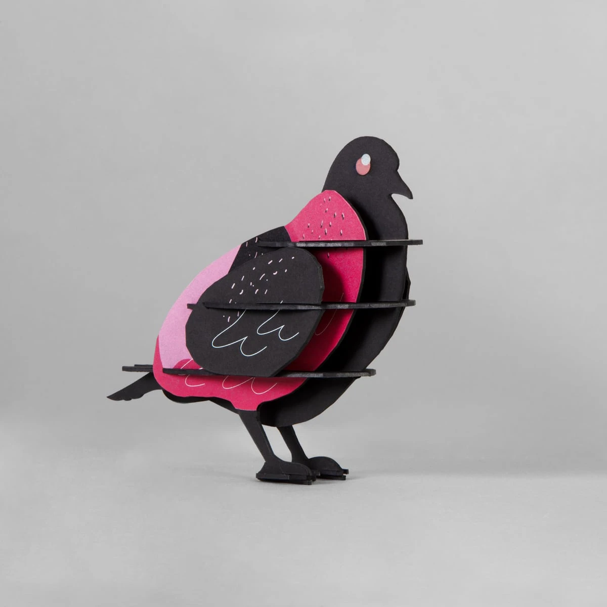 KROMAオールブラック ピンクと黒の鳩のオブジェ