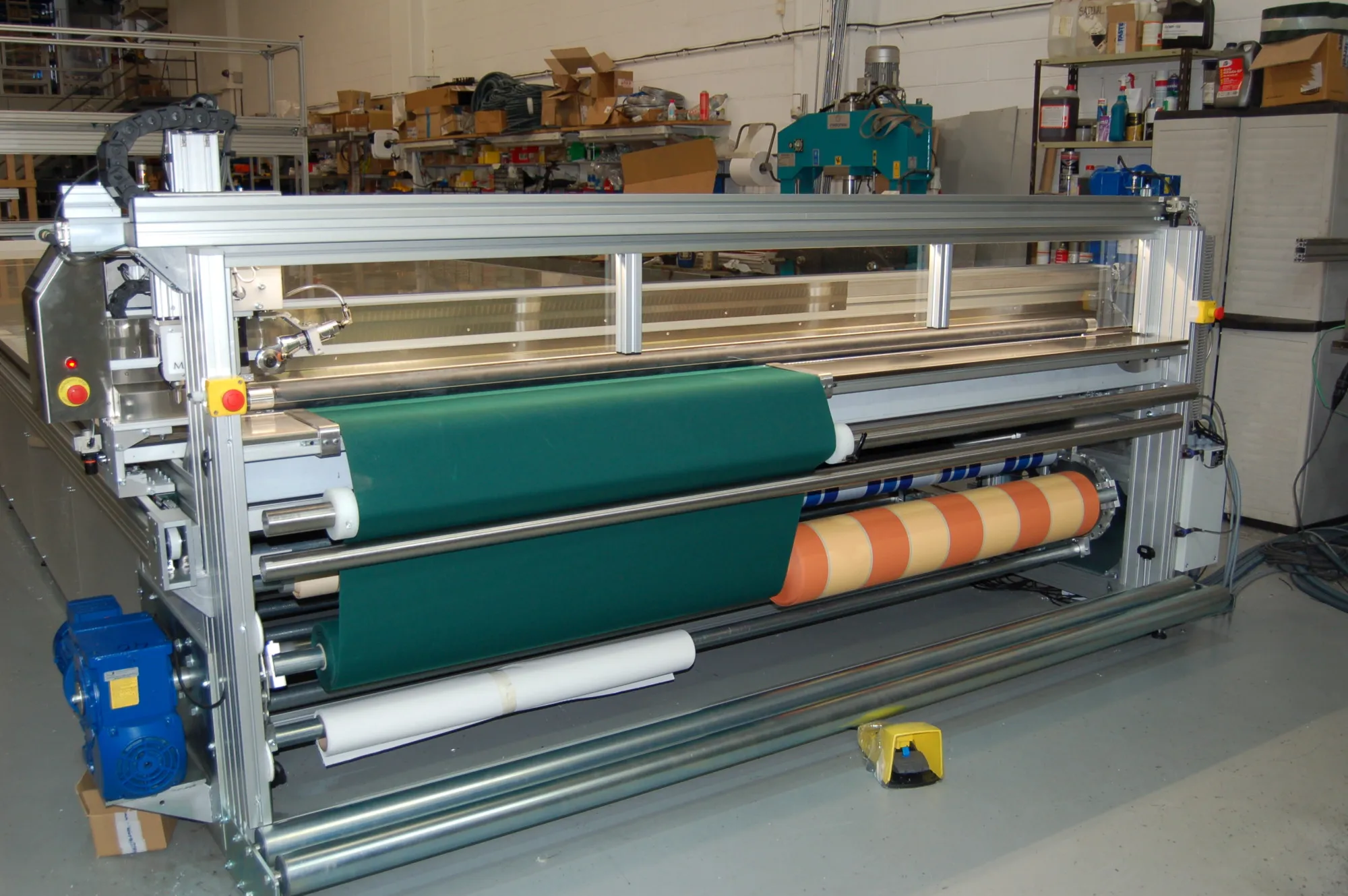 Atlas H ロールを自動でテーブル下から取り出している様子