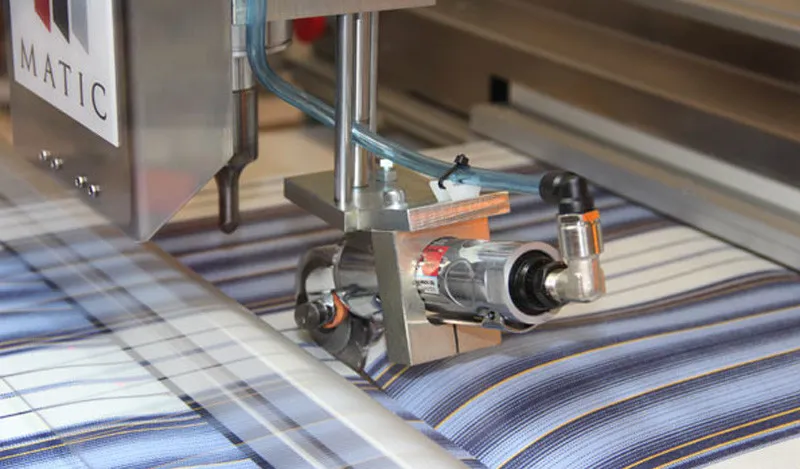 Matic m2 オーニングをカットしている様子