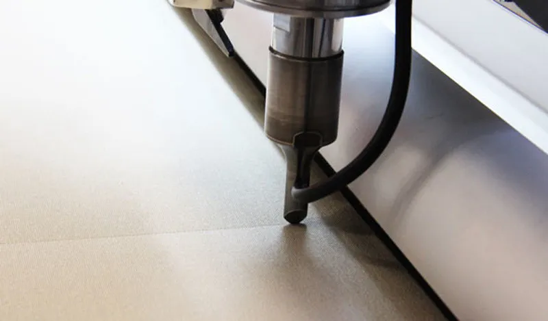 Matic m2 オーニングをカットしている様子