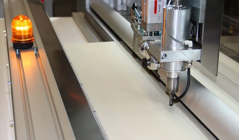 Matic m2 オーニングをカットしている様子