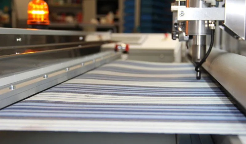 Matic m2 オーニングをカットしている様子