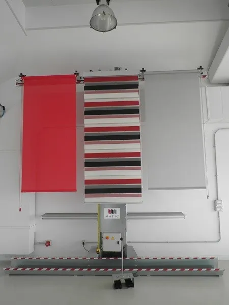 Matic Olympo テキスタイルを広げている様子