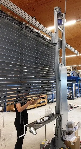 Matic Olympo ブラインドを広げている様子