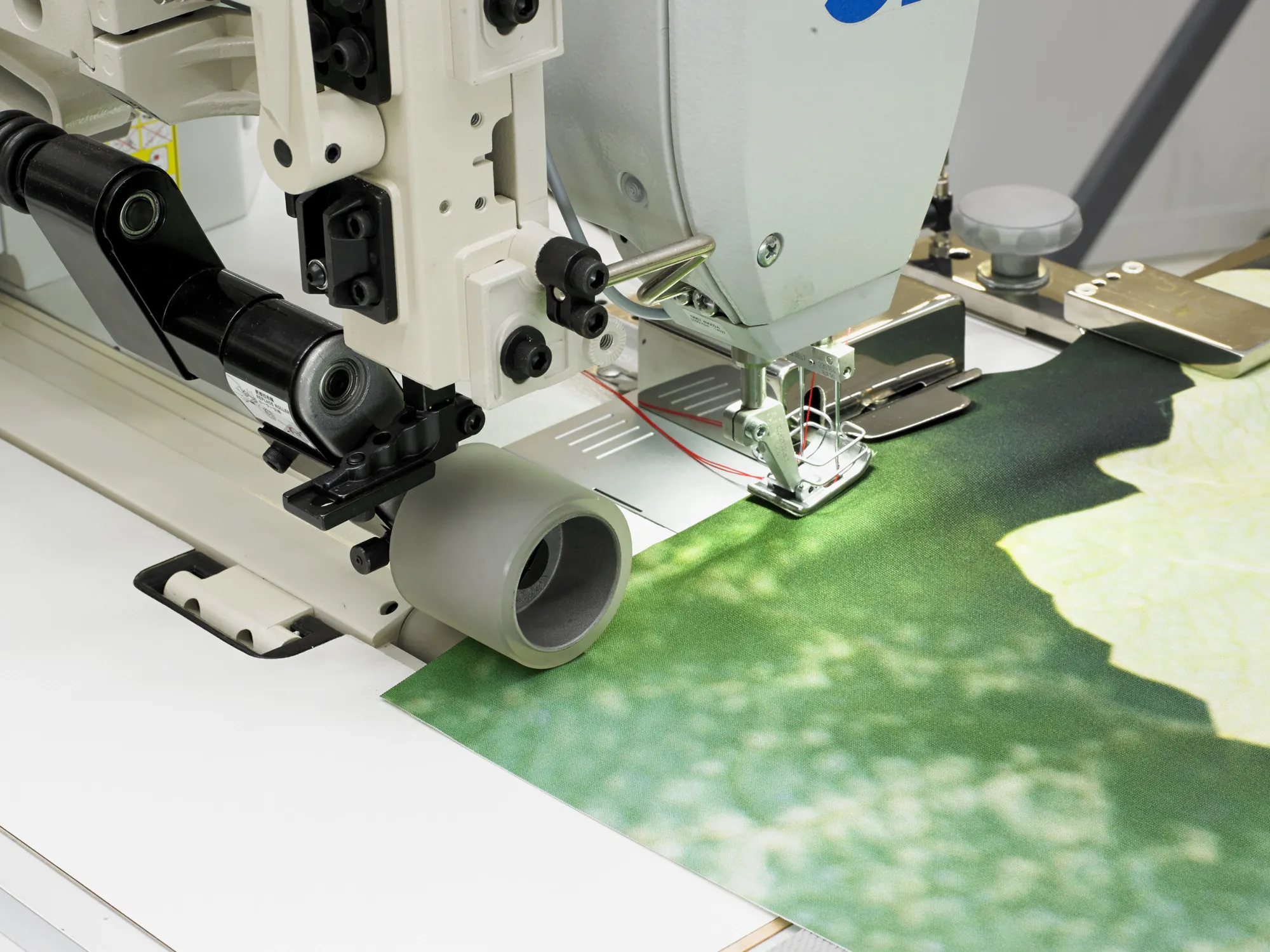 Matic Cronos Sewing System 加工中の様子