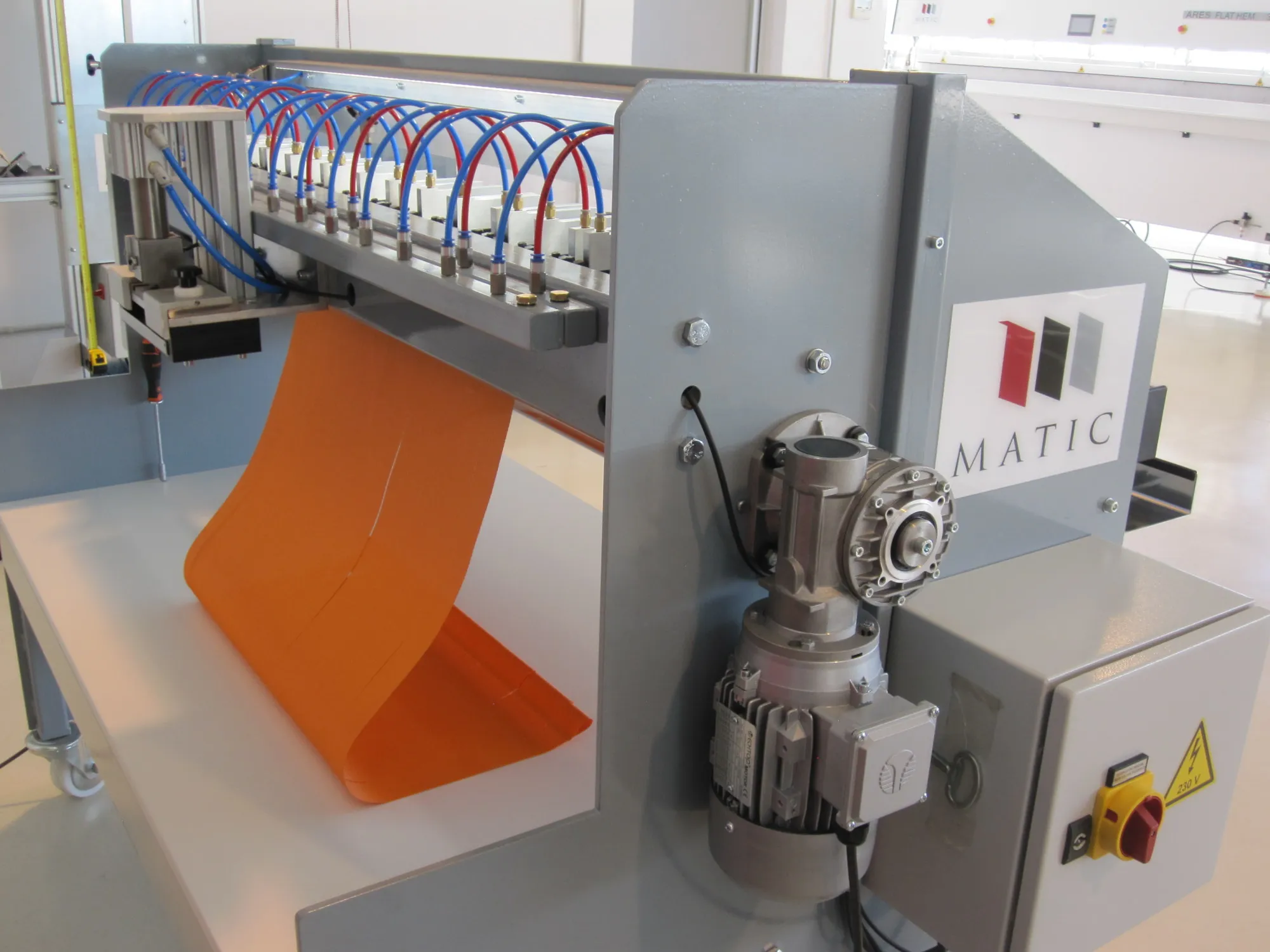 Matic Hermes 縦型ブラインドカット加工を行なったテキスタイル