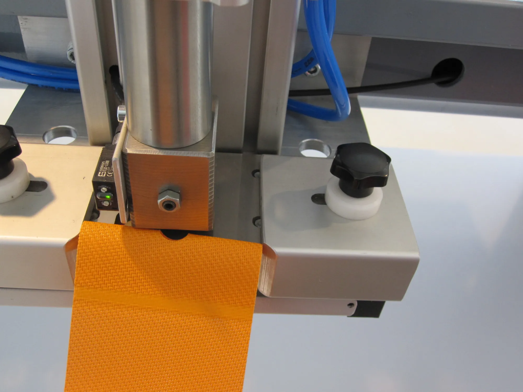 Matic Hermes パンチング加工を行う様子