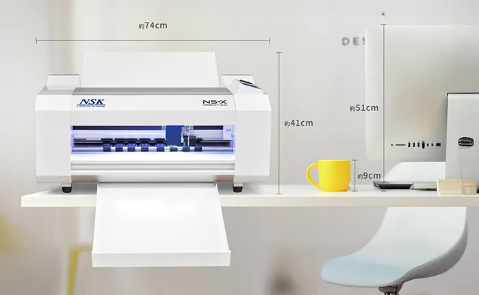 卓上プリンターほどのサイズである、NS-X Compact EVOのサイズ感がわかる画像