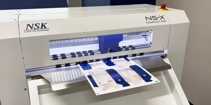 Compact PROでパッケージをカットしている様子