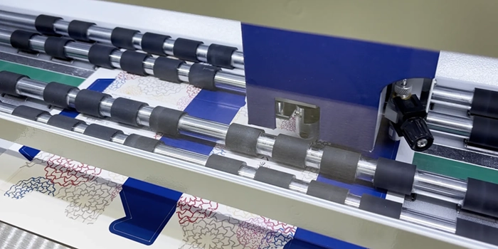 Compact PROでパッケージをカットしている様子 ヘッド部分画像